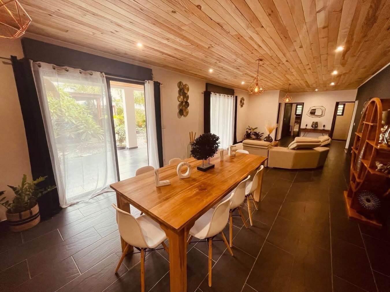 A VENDRE | VILLA DE PRESTIGE À BOURBIER LES HAUTS