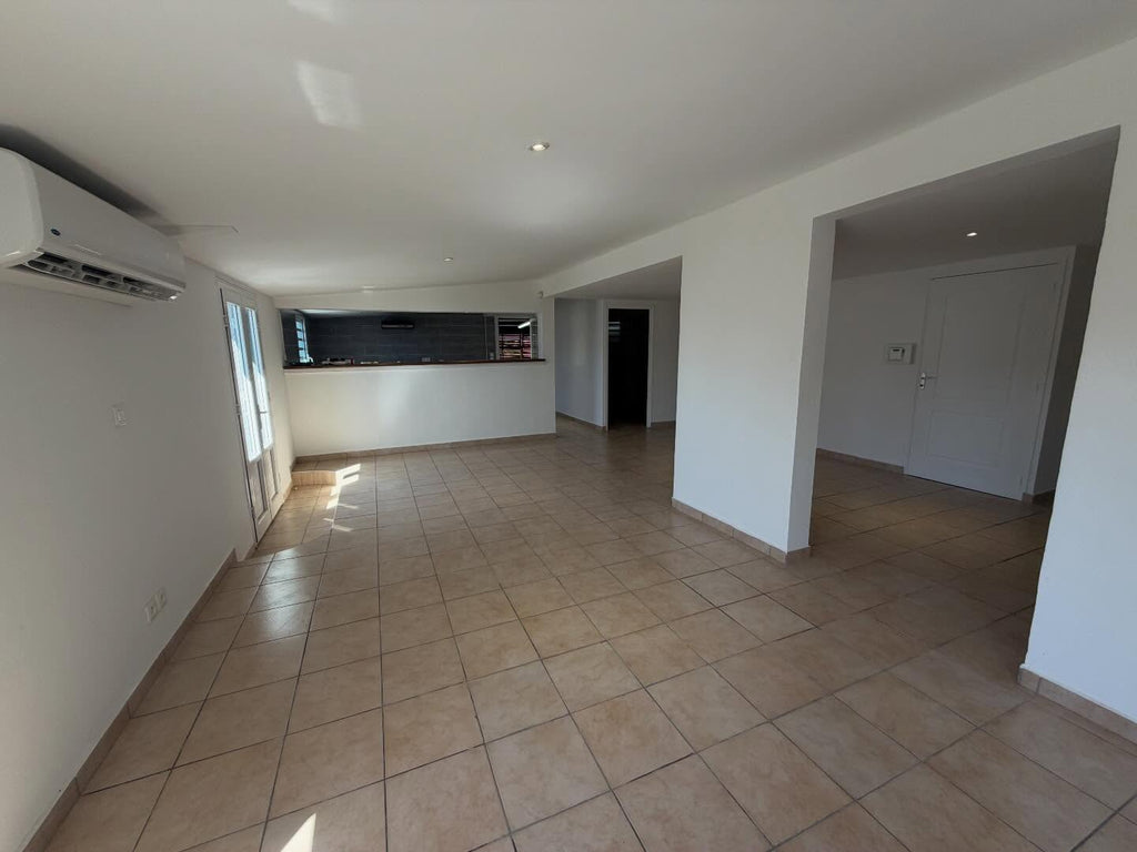 À LOUER – Quartier Français, Sainte-Suzanne - Maison F4 rénovée
