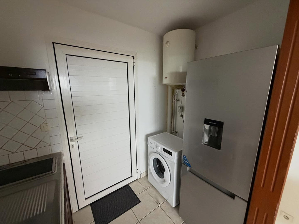 À LOUER : Studio meublé tout équipé à Saint-Benoît – Proche IRTS et centre-ville .