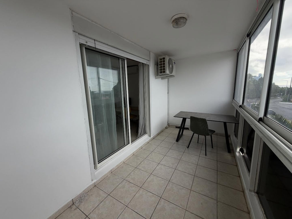 À LOUER : Studio meublé tout équipé à Saint-Benoît – Proche IRTS et centre-ville .