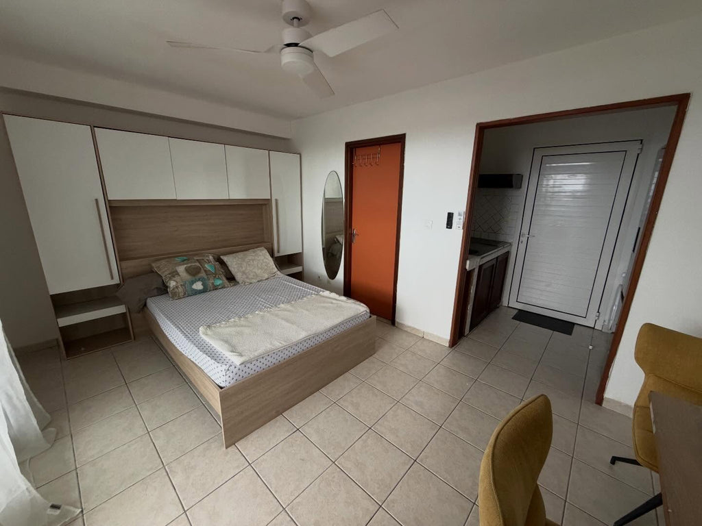 À LOUER : Studio meublé tout équipé à Saint-Benoît – Proche IRTS et centre-ville .