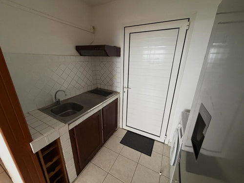 À LOUER : Studio meublé tout équipé à Saint-Benoît – Proche IRTS et centre-ville .