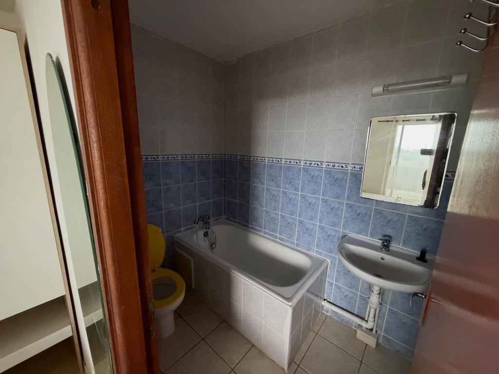 À LOUER : Studio meublé tout équipé à Saint-Benoît – Proche IRTS et centre-ville .